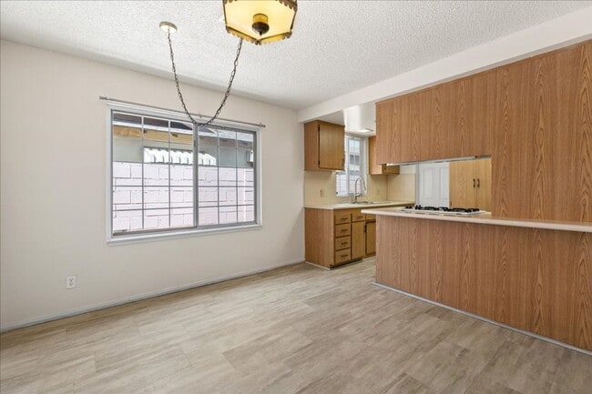 Building Photo - Spacious 3 Bed 2 Bath House w/ Central A/C...