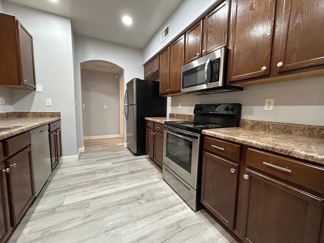 Building Photo - 955 E Knox Rd