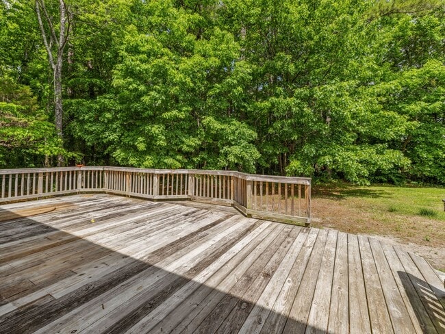 Building Photo - Country Club Area!