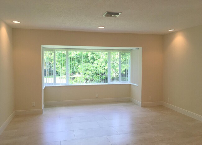 Building Photo - 6593 Serena Ln