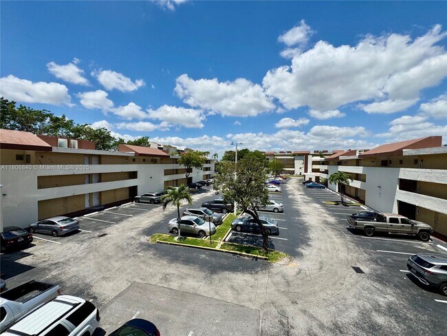 Building Photo - 8810 Fontainebleau Blvd