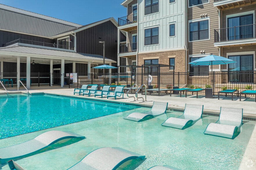 Pool - Homestead Luxury Apartments