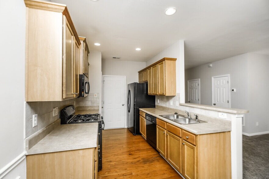 Building Photo - 713 Celeste Ln