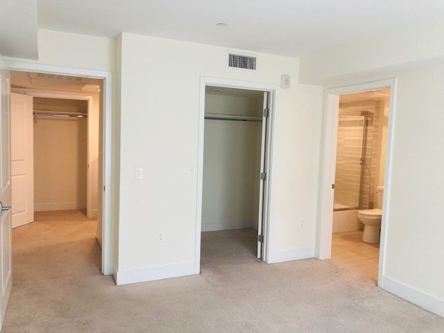 Building Photo - 5026 Rosewood Ave