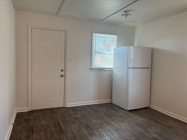 Building Photo - 2 Bed, 1 Bath home located in Greensboro!