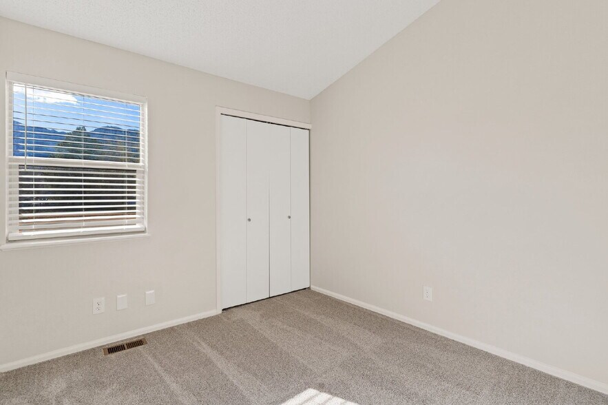 Building Photo - Upgraded 3-Bed Townhome Just Minutes from ...
