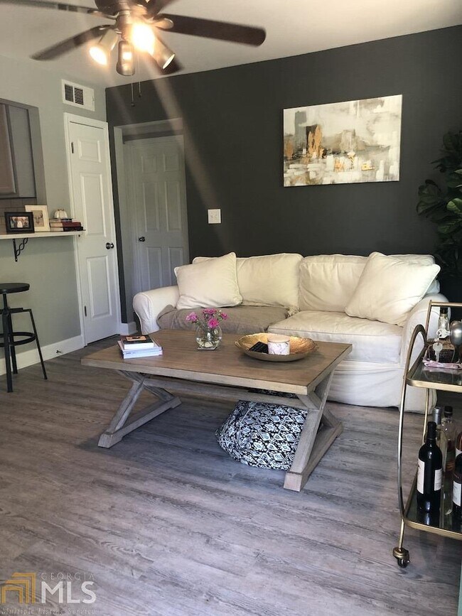 Building Photo - 210 Sampson St NE