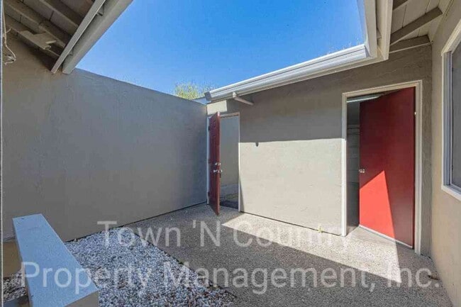 Building Photo - 3 Bedroom, 2 Bath Creekside Condo Available Now!