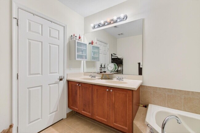 Building Photo - 321 Bayfront Dr