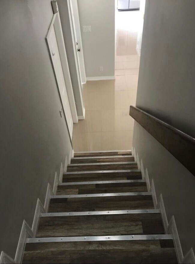 Building Photo - 560 NE 48th St