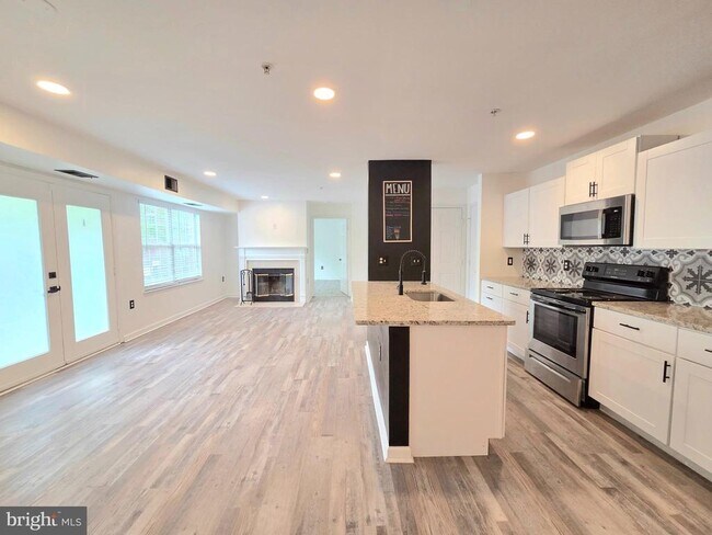 Building Photo - 9720 Lake Point Ct