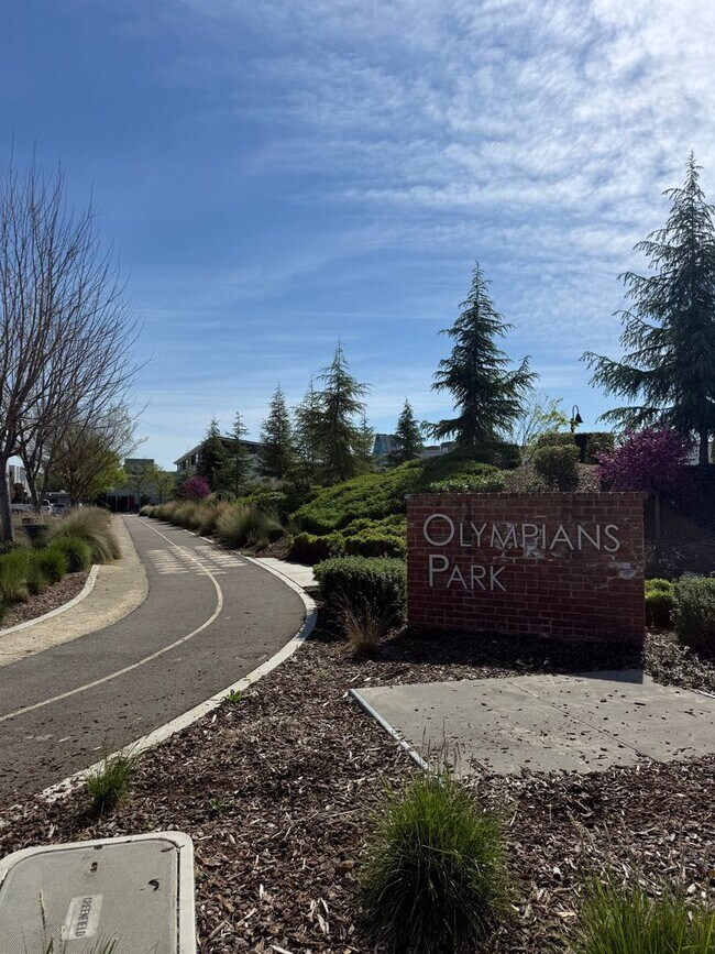 Building Photo - 2 bed | 2.5 bath | 1014 SF | 1 Car Garage | Tri-level condominium| Owner pays WS&G!