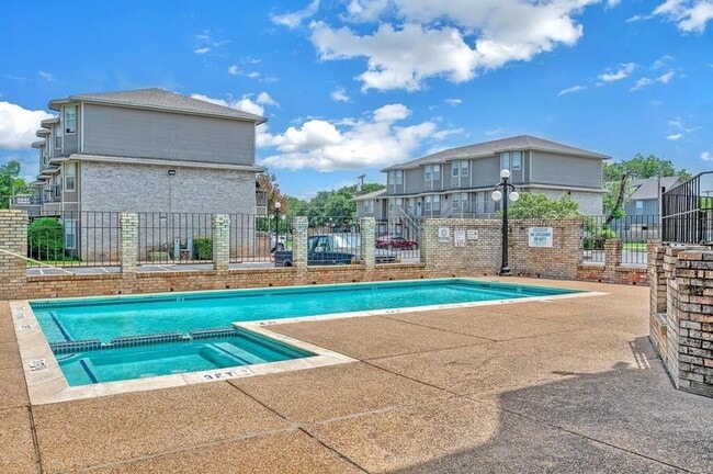Building Photo - 2 Bedroom, 2.5 Bathroom Boardwalk Condo Near Baylor!