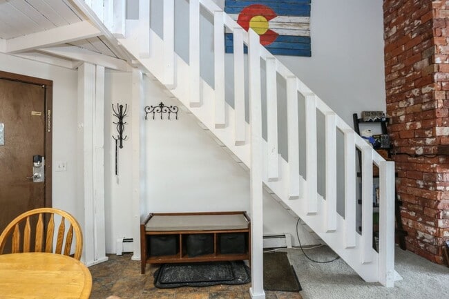 Building Photo - 2 Bedroom in Wildernest!  Summer lease!