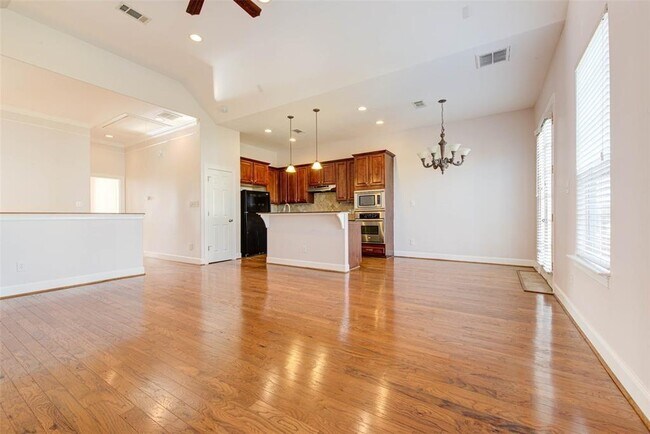 Building Photo - 10808 Almeda Park Dr