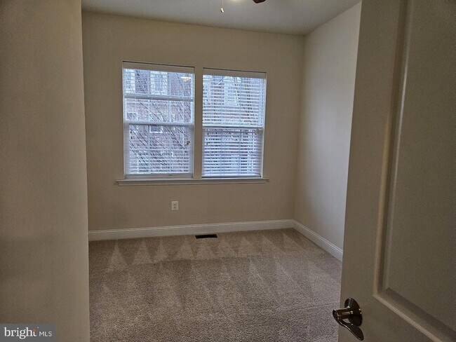 Building Photo - 6041 Maple Hill Rd