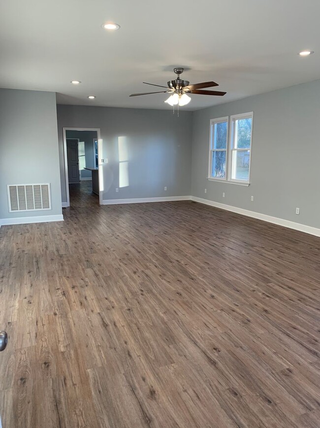 Building Photo - 3 Bedroom  2.5 Bath  with nice open yard!