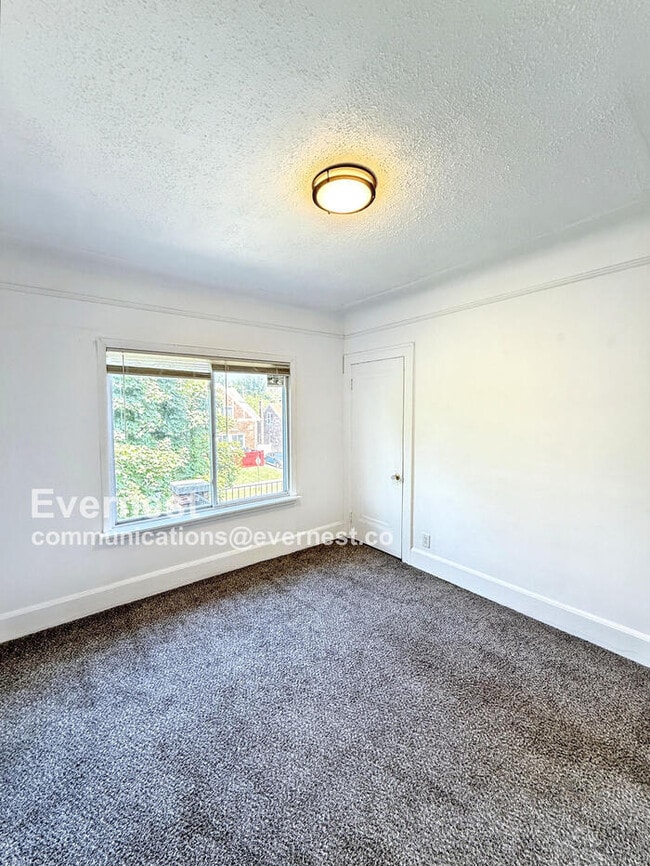 Building Photo - 5261 Lakewood St