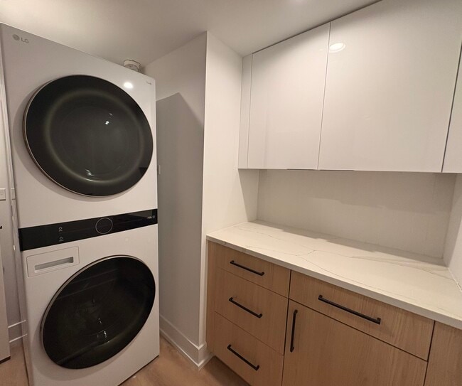 Building Photo - 1875 N Dayton St