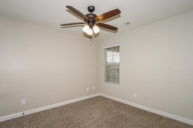 Building Photo - 7911 Hemlock Dr