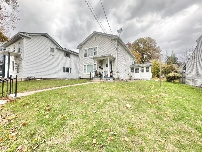 Building Photo - 986 Ash St