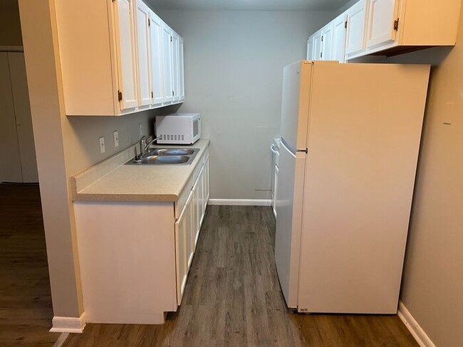 Building Photo - 1 Bed / 1 Bath Renovated Condo in South Nashville! Close to laundry! Surrounded by woods!