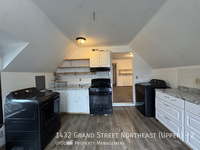 Building Photo - 1432 Grand St NE