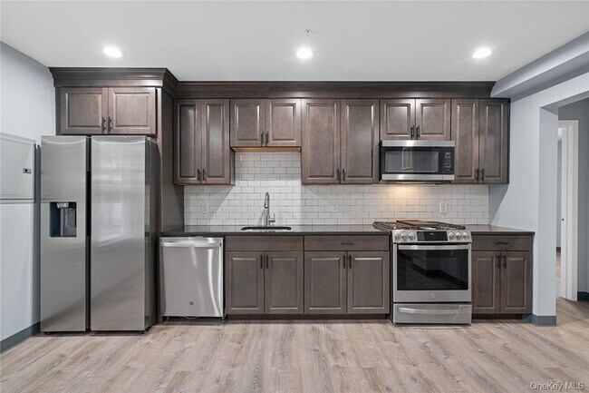 Building Photo - 20 Oak St