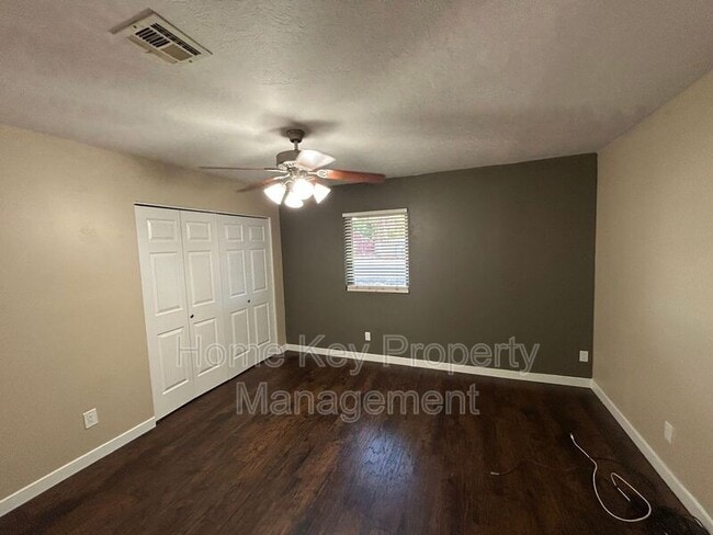 Building Photo - 3165 Crestview Dr