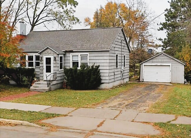 Primary Photo - 405 Lindoo Ave E