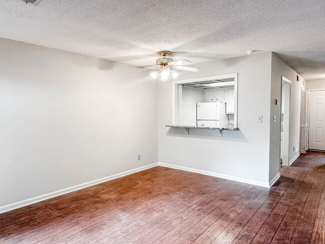 Building Photo - 2/1.5 Oakwood Townhome