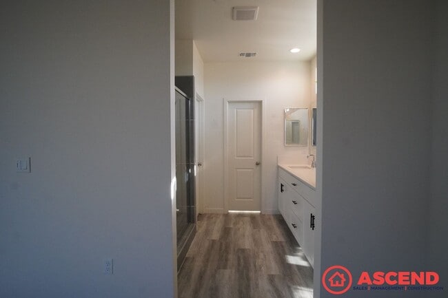 Building Photo - 3 Bedroom Home off Coffee Rd and 7th Stand...