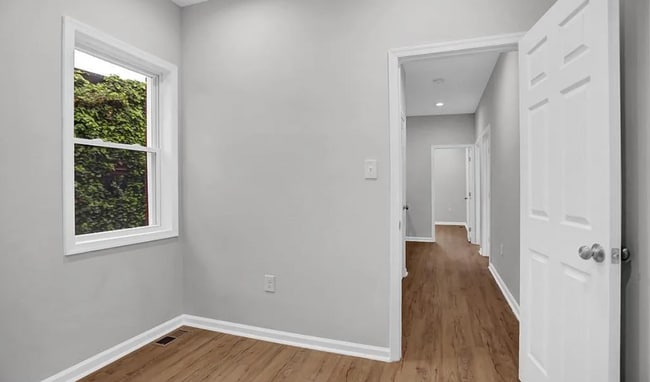 Building Photo - Beautifully Updated Townhome