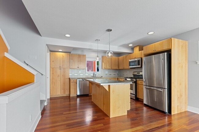 Building Photo - 3Bd/2.5Ba Seattle Townhouse