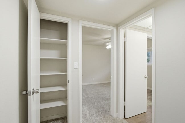 Building Photo - Duplex with 1.5 Bath and One Car Garage