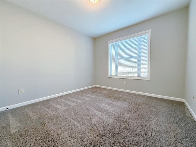 Building Photo - 636 Royal Crest Ct