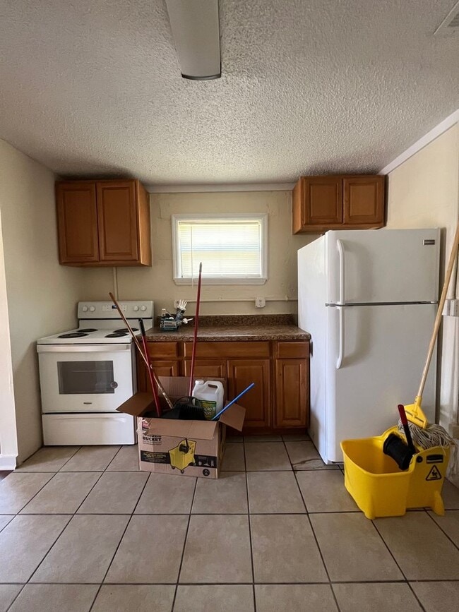 Building Photo - Renovated Cottage!