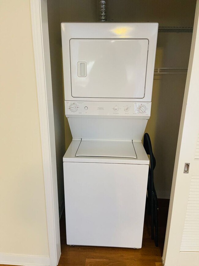 Building Photo - *New* 1 Bed & 1 Bath with Office / Den Condo in Fidi - No Parking