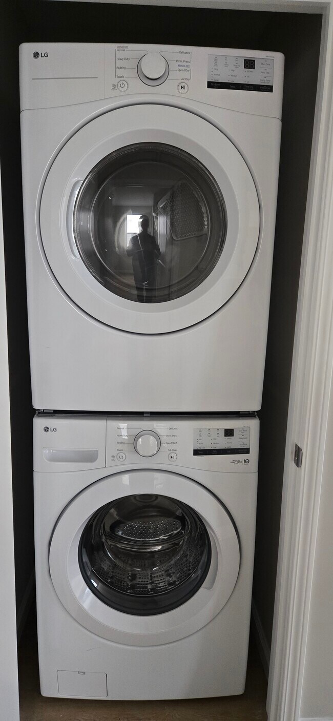 Building Photo - 33 James St