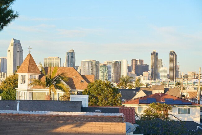 Building Photo - FURNISHED Modern One Bedroom+Loft Coronado! In Unit W/D! AC! Assigned Parking!
