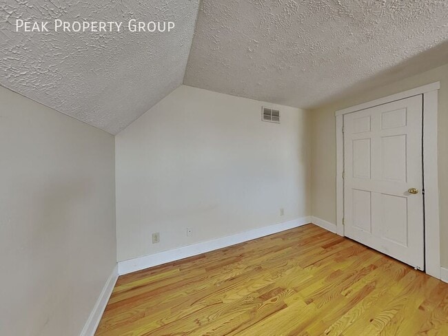 Building Photo - 1394 1/2 Indianola Avenue-