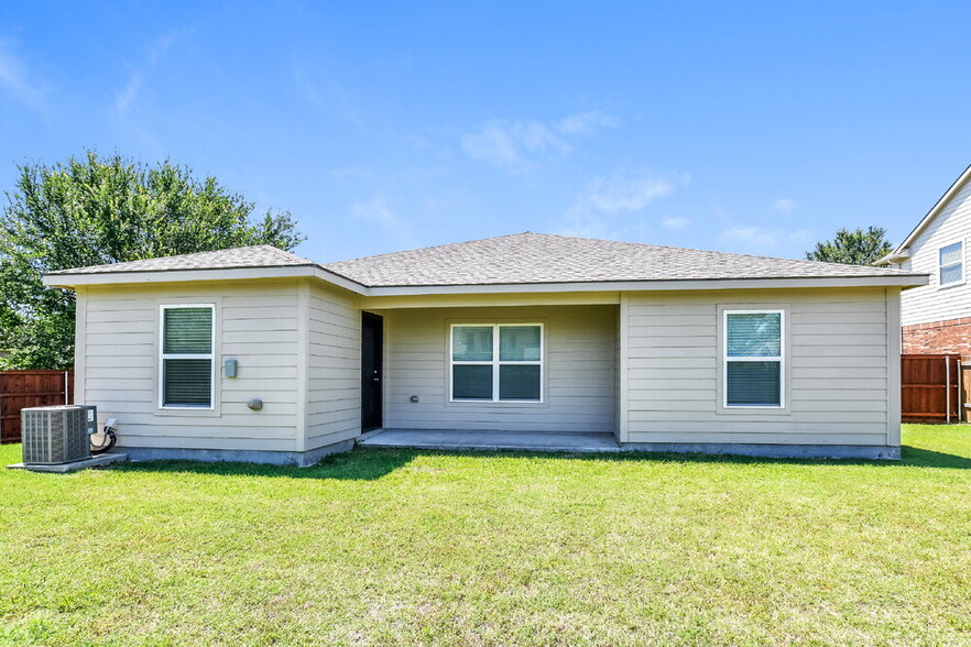 Building Photo - 3006 Flowering Springs Dr