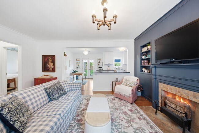 Building Photo - Charming 2-Bedroom, 1-Bath Home in Midtown