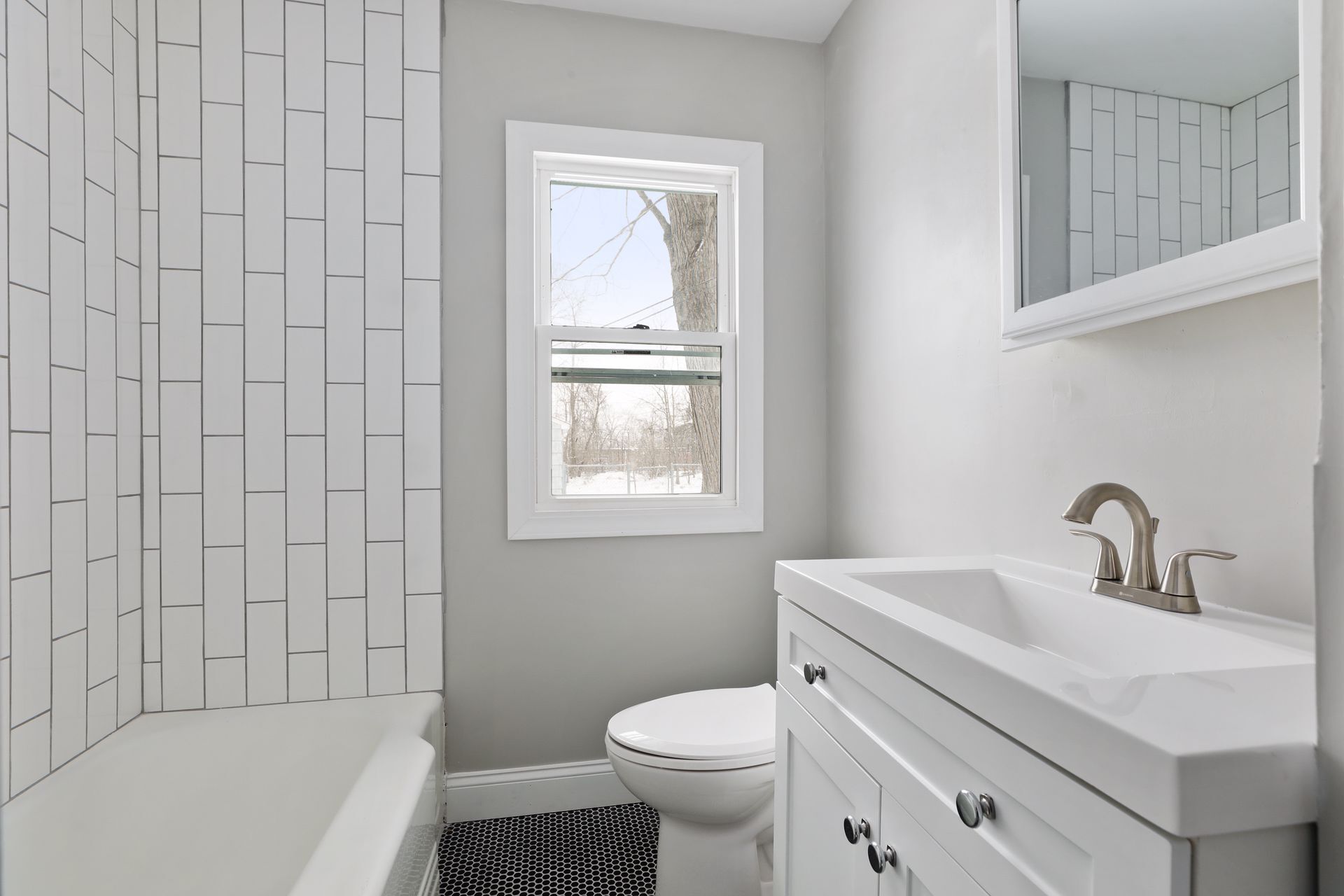 Updated full bathroom - 1395 Taylor Ave W