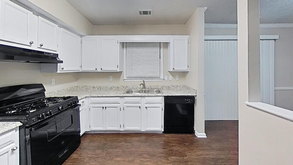 Building Photo - 717 Redland Dr