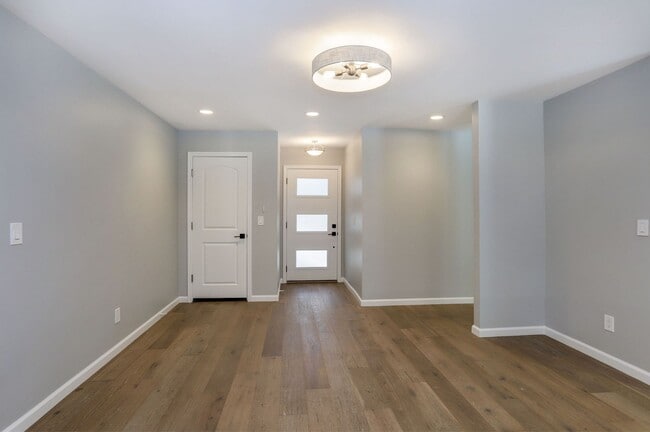 Building Photo - 4 Bed / 2 Bath Updated Redwood City Home w...