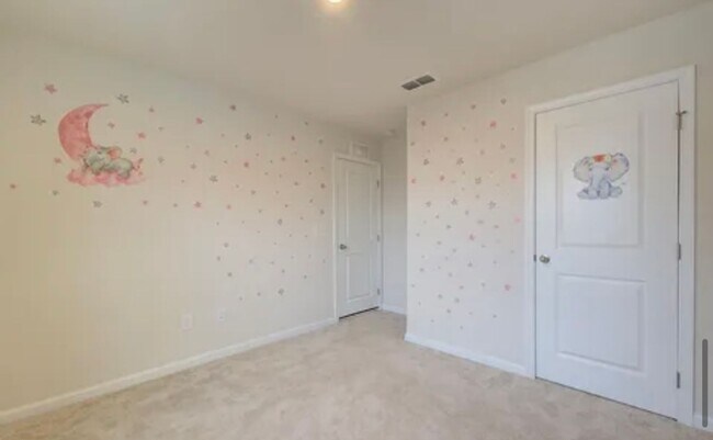 Building Photo - Spacious 4/2.5 Move In Ready Now