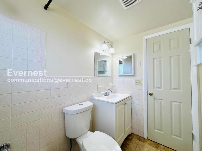 Building Photo - 2127 Erin Dr