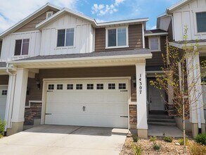 Building Photo - Draper Hillside Townhome