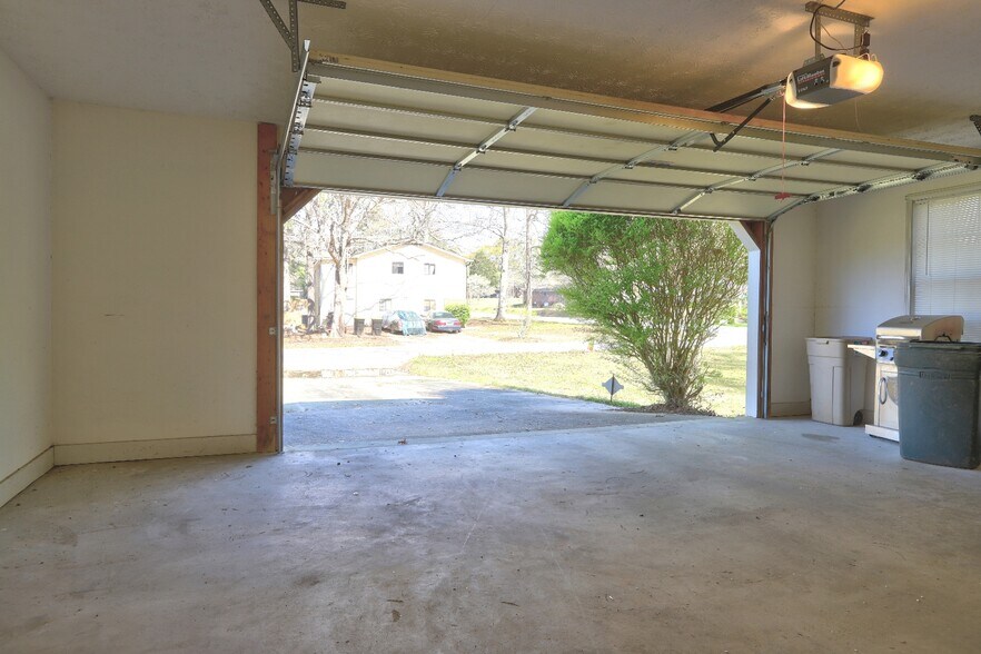 Building Photo - 503 Fayetteville Rd